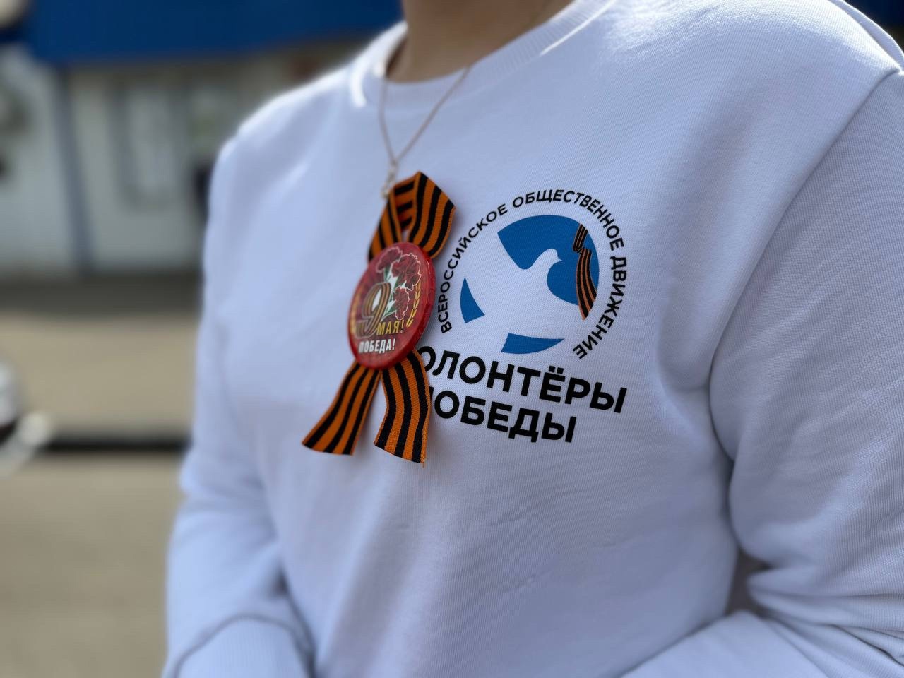 Ученики школы №3 поздравили семьи участников СВО с наступающим Днем Победы.