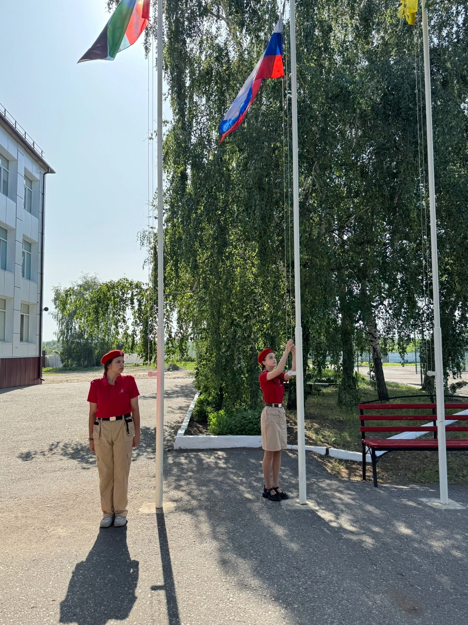 Торжественная церемония поднятия флага Российской Федерации.